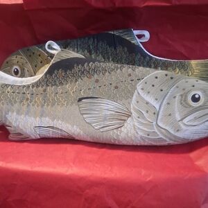 2 ARTISTIC AND AMAZING BOSTON WAREHOUSE TRADING CORP FISH OVEN MITTS.